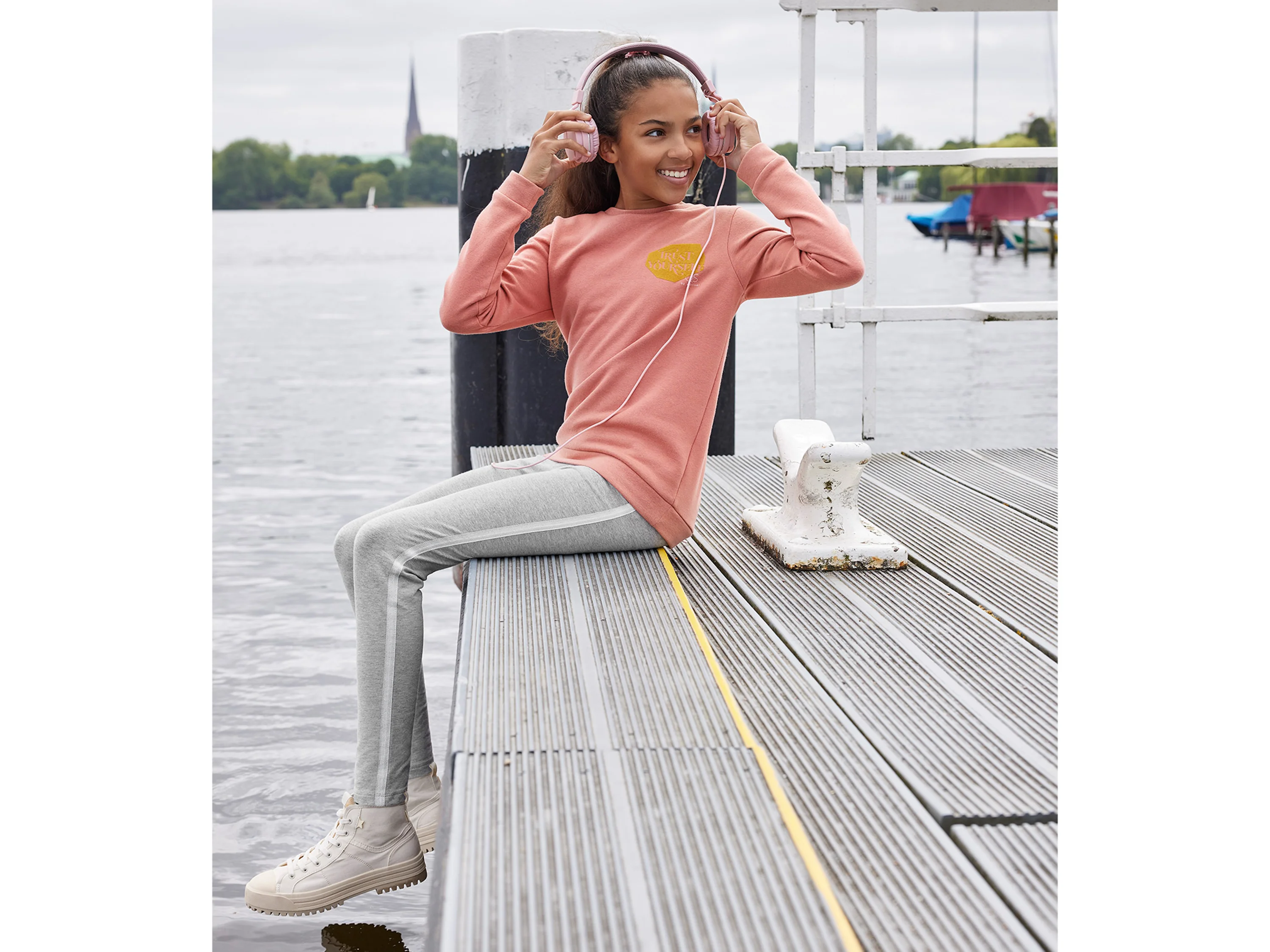 QS BY S.OLIVER Kinder Sweatshirt (lachs, L (164)) – Bild 3 von 3