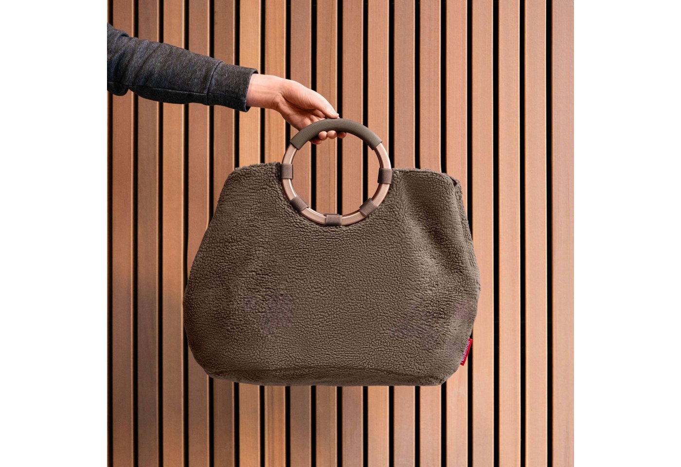 REISENTHEL® Tragetasche loopbag hobo teddy chocolate – Bild 4 von 5