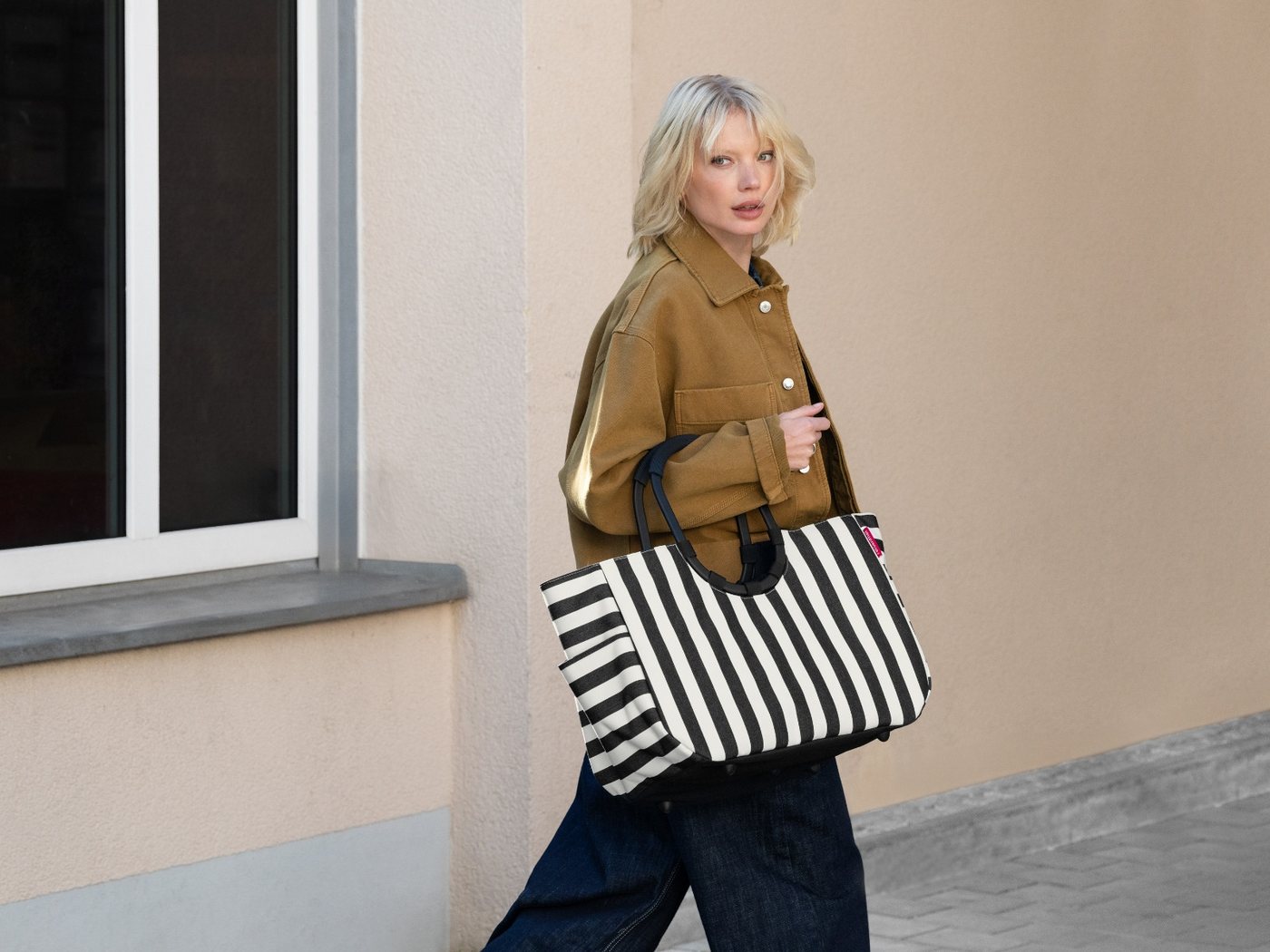 REISENTHEL® Tragetasche loopshopper L summerstripes black – Bild 5 von 5