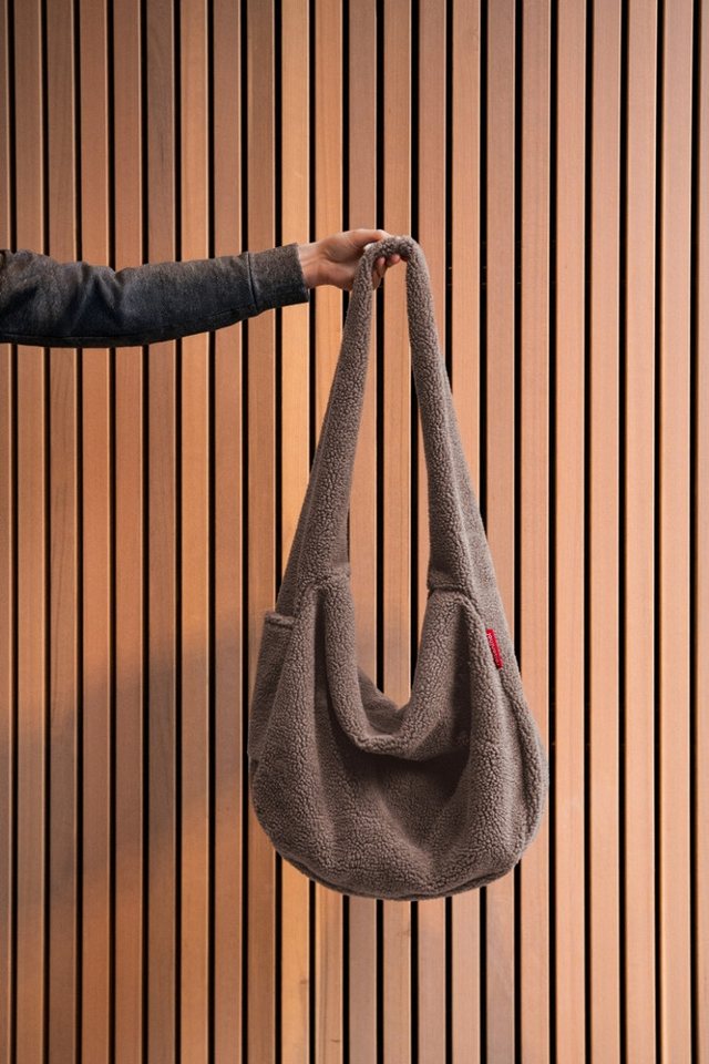 REISENTHEL® Umhängetasche moonbag teddy chocolate – Bild 4 von 5