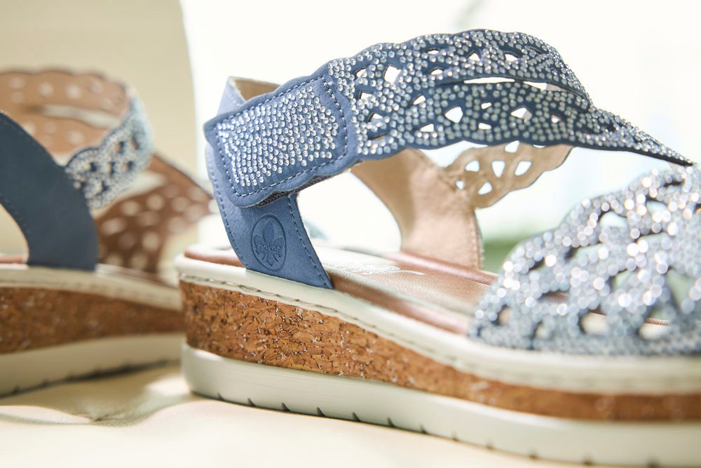 Rieker Keilsandalette Keilsandalette, Sommerschuh, Urlaubsschuh mit Glitzersteine – Bild 3 von 5