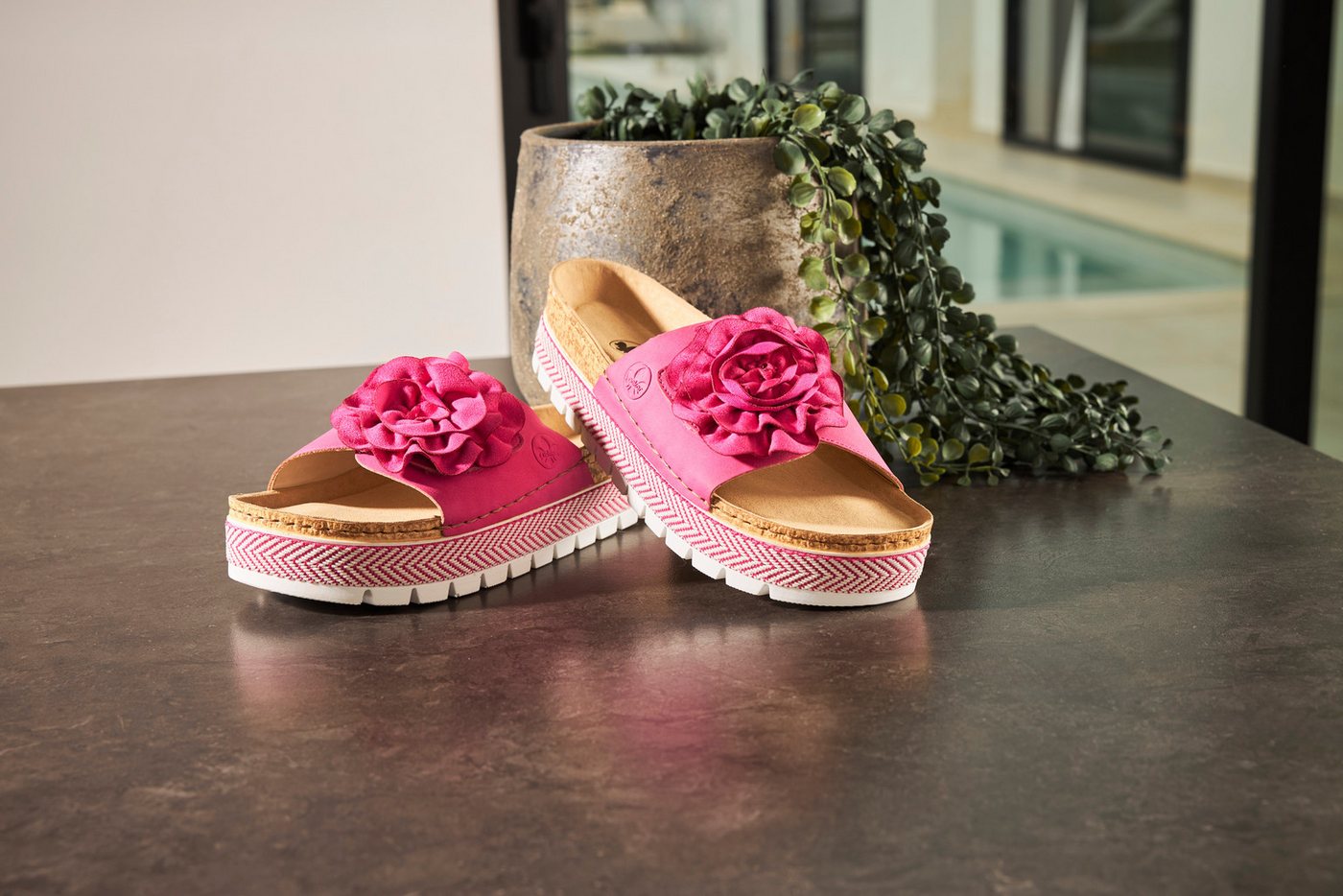 Rieker Pantolette Sommerschuh, Schlappen mit modischem Plateau – Bild 2 von 5