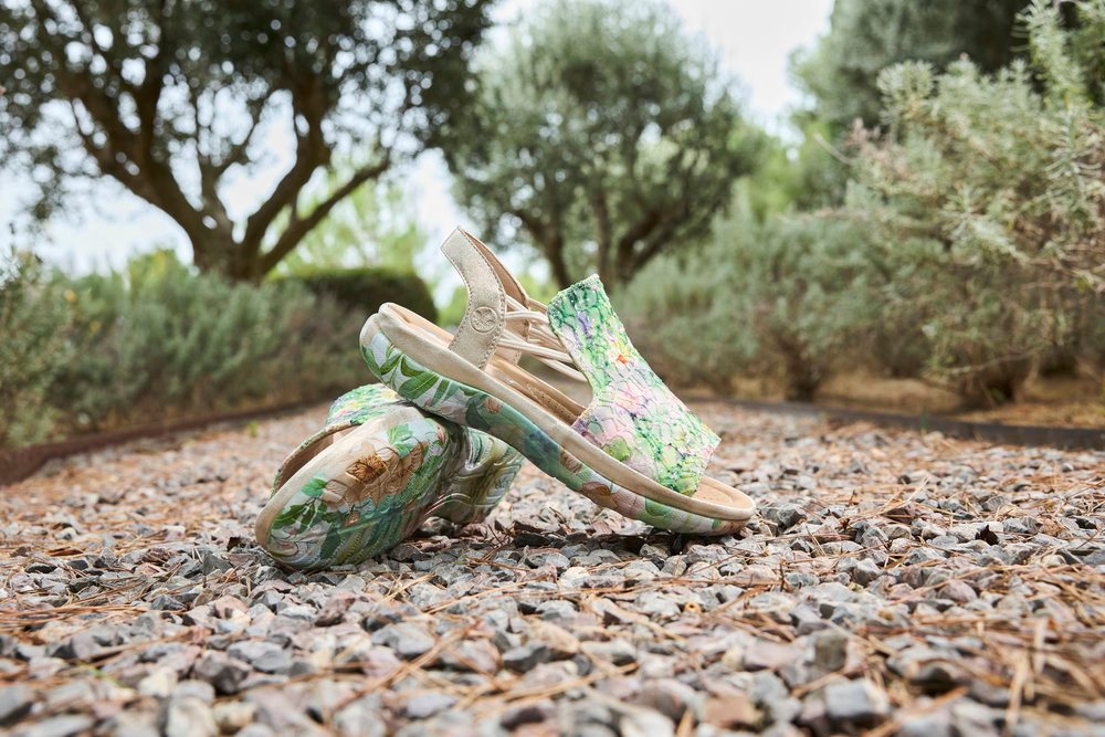 Rieker Sandale Sommerschuh, Schlupfschuh mit seitlichen Gummizügen für guten Sitz – Bild 2 von 5