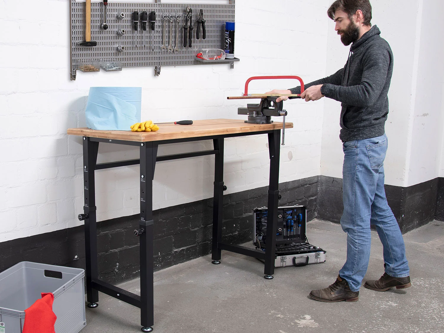 RIKTA Höhenverstellbare Werkbank, B 135 X T 60 X H 85 - 105cm, 200kg Belastung, FSC 100%, Fichte – Bild 2 von 4