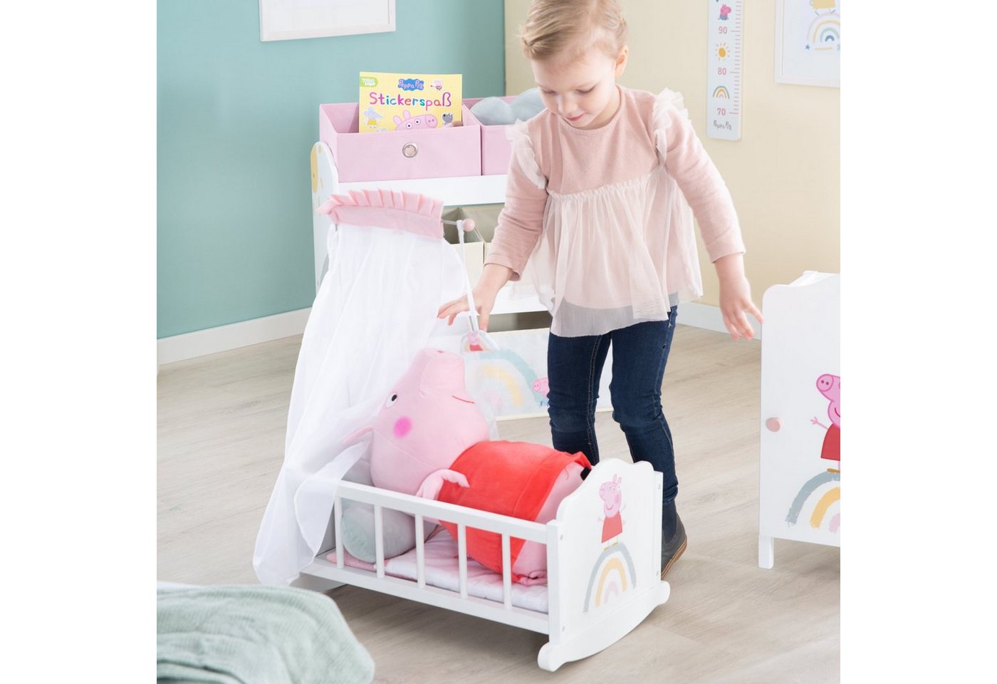 roba® Puppenwiege Peppa Pig, Puppenbett mit Kissen, Decke & Himmel, Puppenmöbel weiß / rosa lackiert aus Holz – Bild 4 von 5