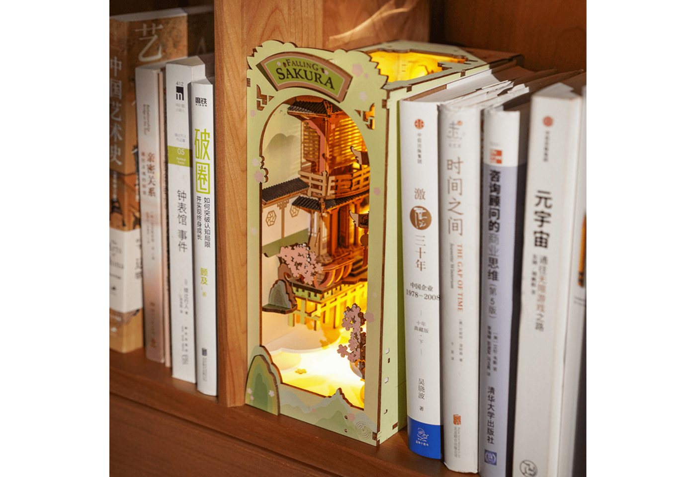 Robotime Buchstütze Falling Sakura Diorama Kirschblüten aus Holz, mit LED-Beleuchtung – Bild 2 von 5