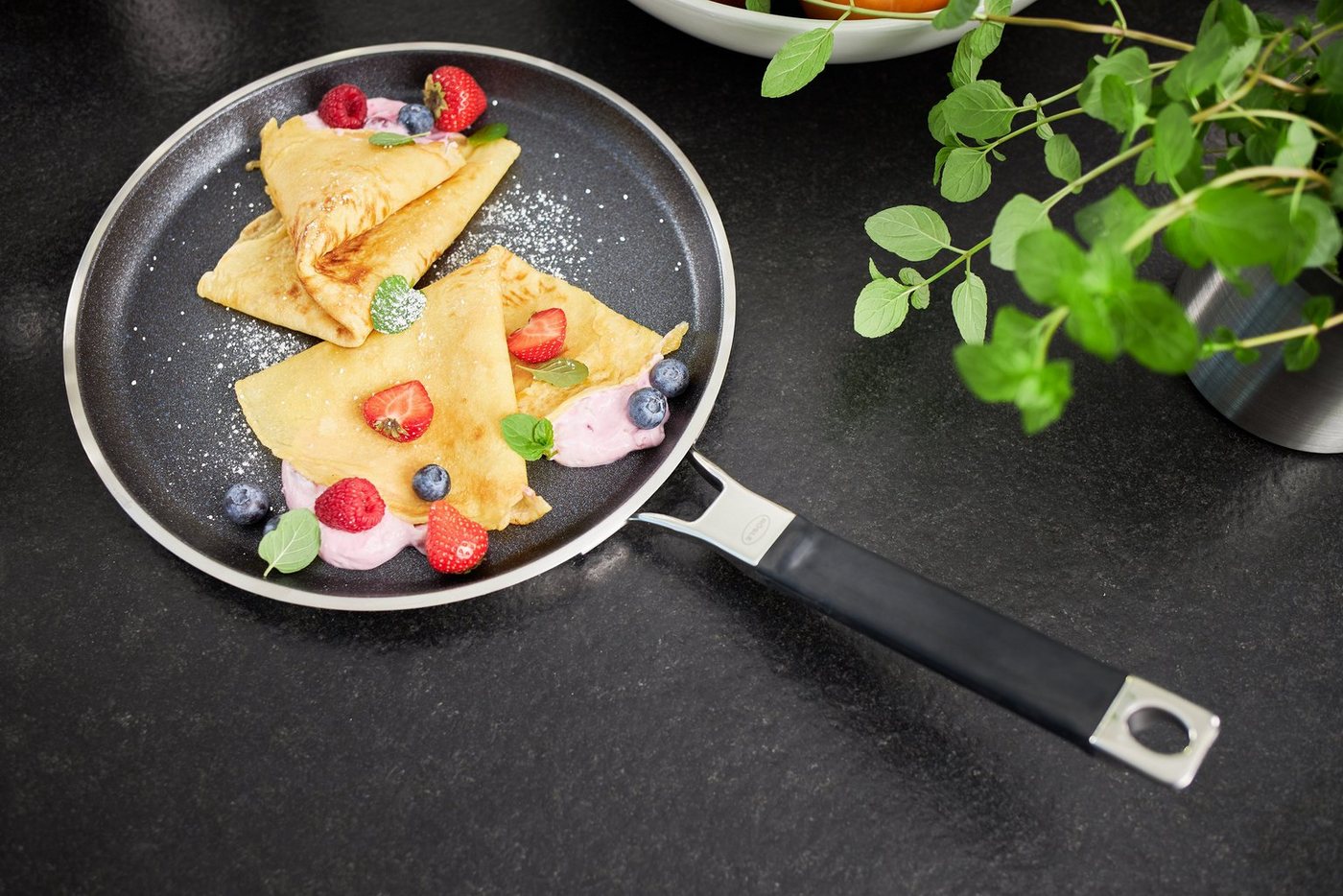 RÖSLE Crêpepfanne SILENCE PRO, Edelstahl 18/10 (1-tlg), Premium-Antihaftversiegelung, spülmaschinengeeignet, Ø 28cm, Induktion – Bild 2 von 2