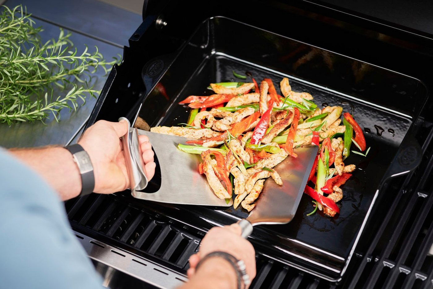 RÖSLE Grillspachtel Plancha, 25430, mit abgerundeten Ecken zum Wenden von Grillgut, Edelstahl 18/10 – Bild 2 von 5