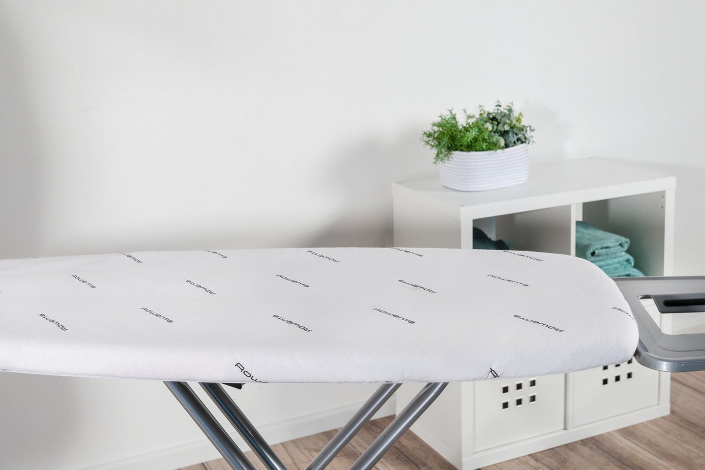 Rowenta Bügelbrett Pro Comfort, Bügelfläche 47x130 cm, extra-stabiles Design, bis zu 40 kg belastbar, höhenverstellbar – Bild 4 von 5