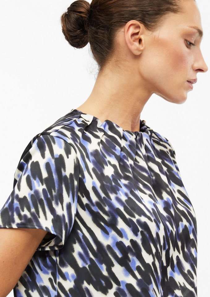 s.Oliver Kurzarmbluse Bluse Satinierte Bluse mit Falten-Detail und Knopfverschluss – Bild 4 von 5