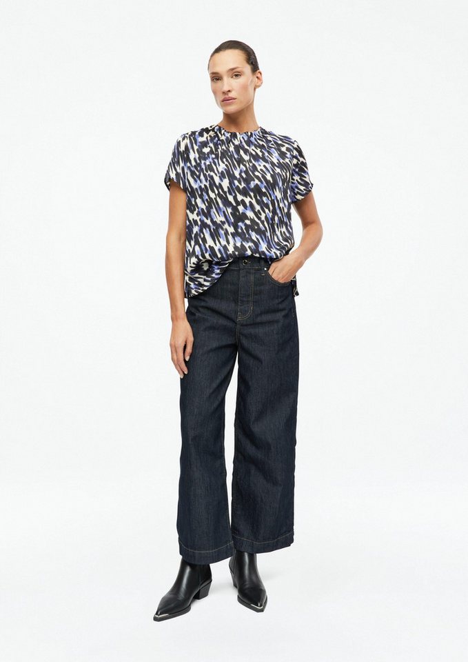 s.Oliver Kurzarmbluse Bluse Satinierte Bluse mit Falten-Detail und Knopfverschluss – Bild 5 von 5