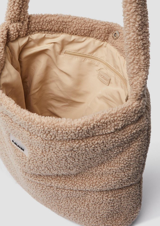 s.Oliver Schultertasche Tasche, Kuschelige Teddy-Hobo-Bag mit Magnetverschluss – Bild 5 von 5