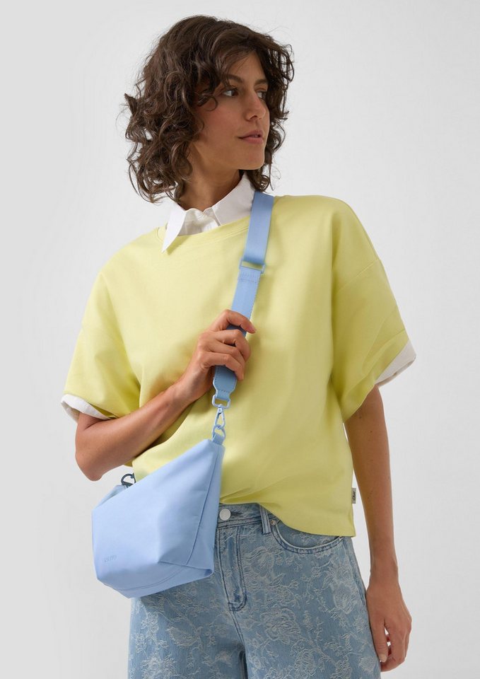 s.Oliver Umhängetasche Tasche, Crossbody-Bag aus Nylon mit floralem Artwork – Bild 2 von 4