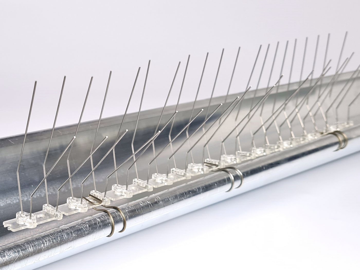 SAFA Taubenspikes 0,5 Meter Dachrinnenschutz/ Taubenabwehr inkl. 3 Befestigungsclips, Clips sind verträglich mit Dachrinnen aus Edelstahl/Kupfer/Blei – Bild 2 von 5