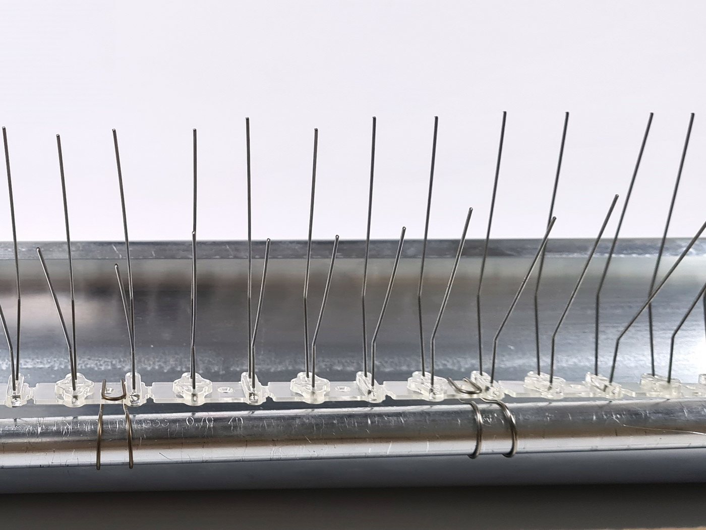 SAFA Taubenspikes 0,5 Meter Dachrinnenschutz/ Taubenabwehr inkl. 3 Befestigungsclips, Clips sind verträglich mit Dachrinnen aus Edelstahl/Kupfer/Blei – Bild 3 von 5