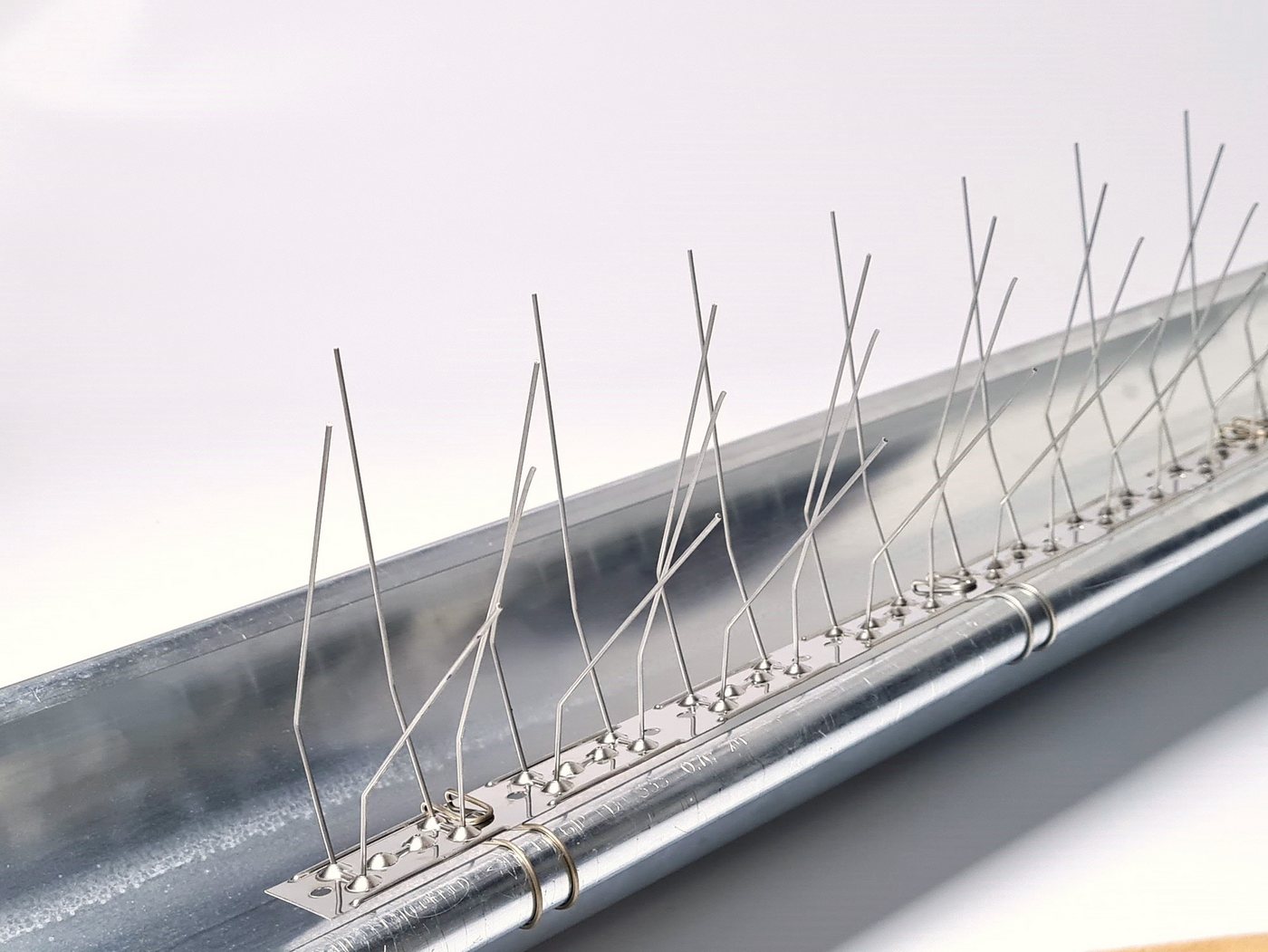 SAFA Taubenspikes 0,5 Meter Dachrinnenschutz/ Taubenabwehr inkl. 3 Befestigungsclips, Clips sind verträglich mit Dachrinnen aus Edelstahl/Kupfer/Blei – Bild 2 von 5