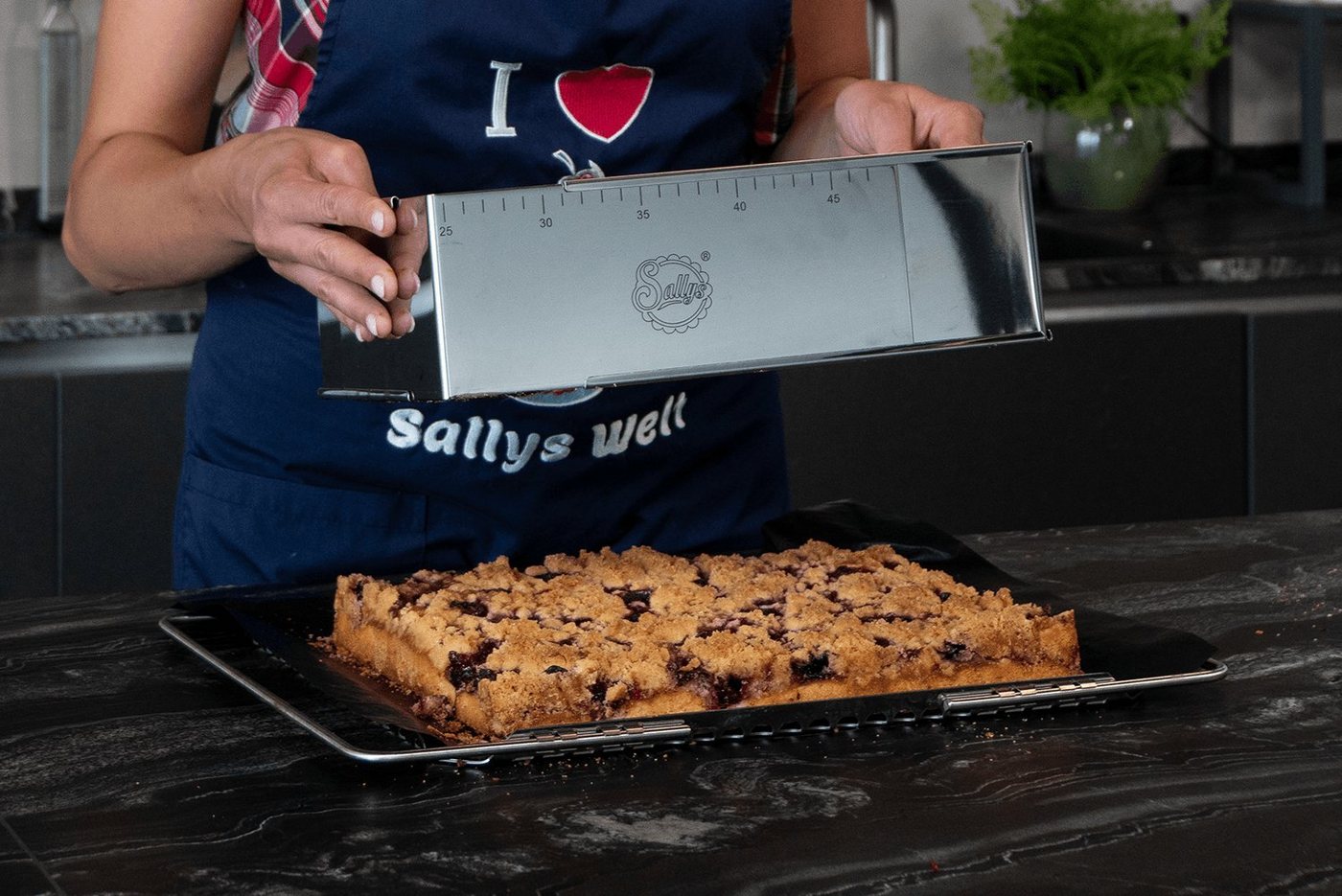 Sallys Backrahmen Hochwertiger verstellbare Backform V2, Edelstahl, 24×19 bis 32×46 cm, (extra Hoch, 1 tlg., Mit Innen- & Außenskalierung, präzises Backen, pfle – Bild 4 von 5