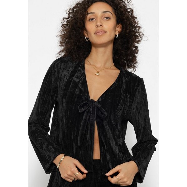 SASSYCLASSY Blusenjacke Moderne Damen Samtjacke mit Bindebändern Femininer Samt-Look Schleifenjacke Smaragdrgün Schwarz