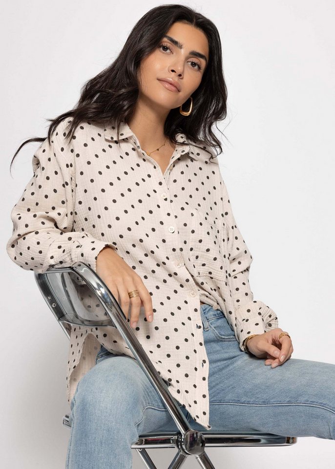 SASSYCLASSY Longbluse Oversize Musselin Bluse mit Punkten für Damen Leichte Bluse aus Baumwolle mit V-Ausschnitt und Brusttasche – Bild 4 von 5