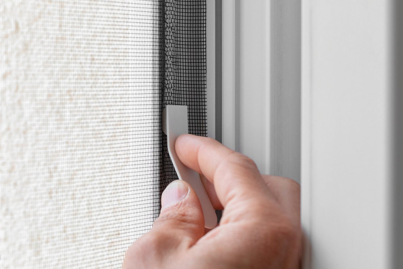 SCHELLENBERG Fliegengitter-Gewebe aus Fiberglas in anthrazit und weiß, (Packung, 1-St), Insektenschutz Rolle für Fenster und Tür, verschiedene Maße – Bild 5 von 5