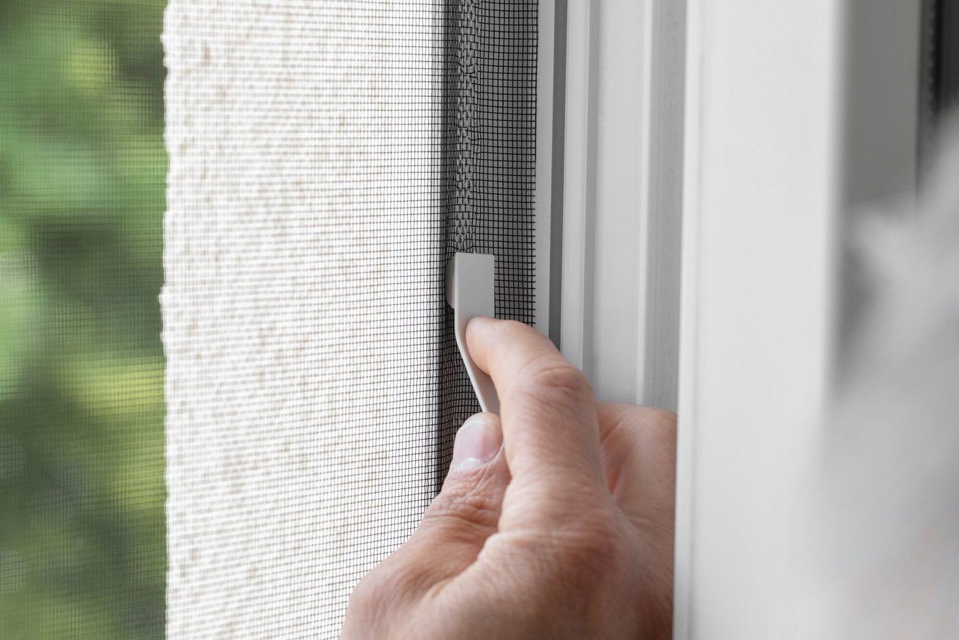 SCHELLENBERG Fliegengitter-Gewebe aus Fiberglas in anthrazit und weiß, (Packung, 1-St), Insektenschutz Rolle für Fenster und Tür, verschiedene Maße – Bild 5 von 5