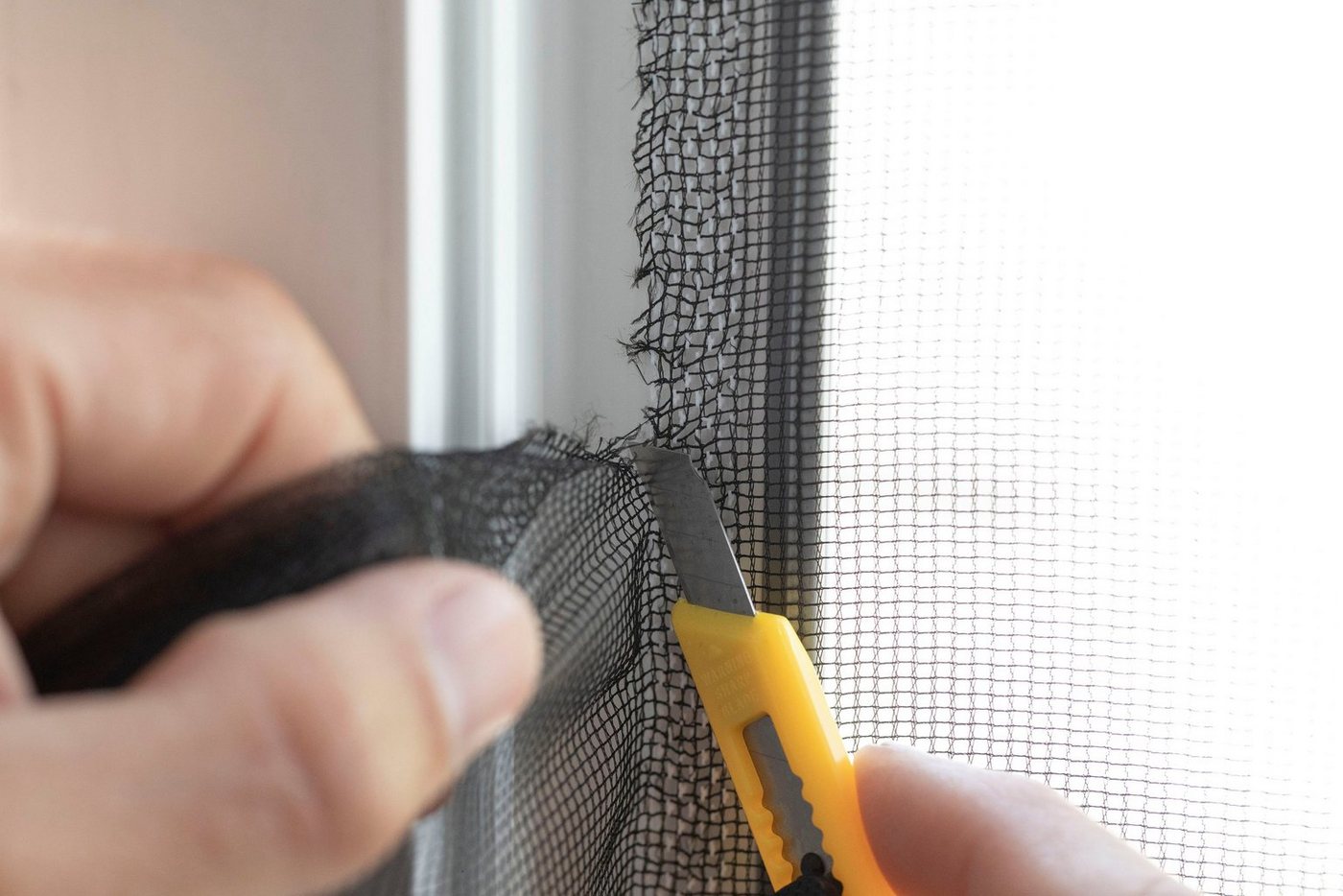 SCHELLENBERG Fliegengitter-Gewebe für bodentiefe Fenster und Türen, (Set, 1-St), Insektenschutz ohne bohren, 130 x 230 cm, weiß und anthrazit – Bild 5 von 5