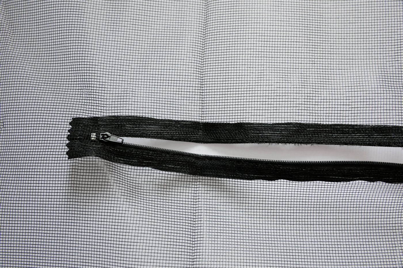 SCHELLENBERG Fliegengitter-Gewebe für Dachfenster mit Reißverschluss, (Set, 5-St), Insektenschutz ohne bohren, 150 x 180 cm, anthrazit und weiß – Bild 3 von 5