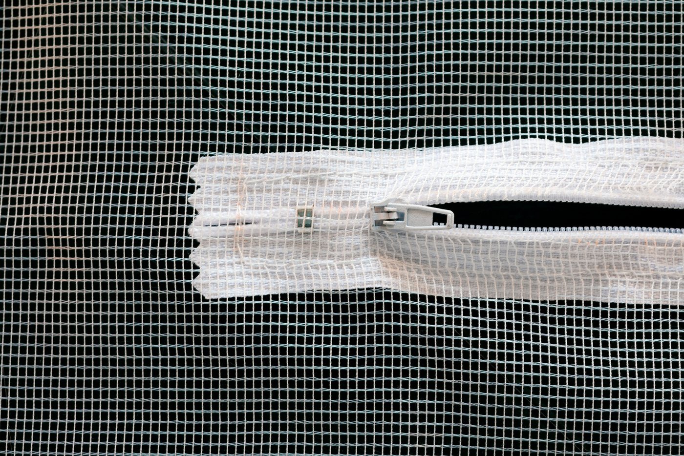 SCHELLENBERG Fliegengitter-Gewebe für Dachfenster mit Reißverschluss, (Set, 1-St), Insektenschutz ohne bohren, 150 x 180 cm, anthrazit und weiß – Bild 4 von 5