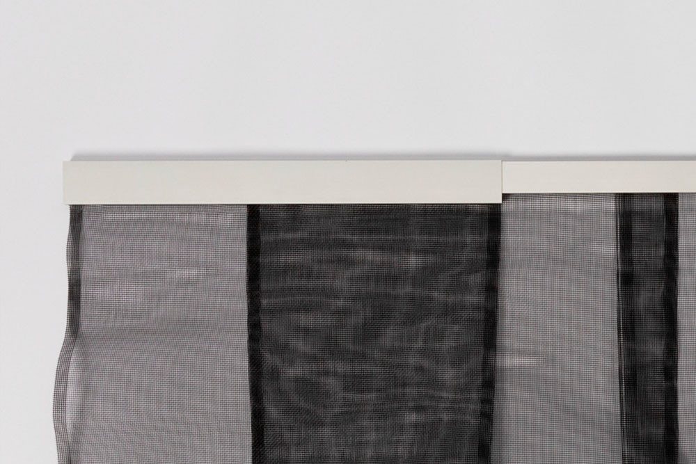 SCHELLENBERG Insektenschutz-Vorhang "Premium Teleskop", Fliegengitter für Balkontüren und Terrassentüren, 120 x 250 cm in anthrazit, ohne bohren – Bild 4 von 5