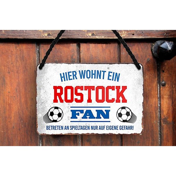 schilderkreis24 Metallschild Blechschild Hier wohnt ein Rostock Fan 18x12cm
