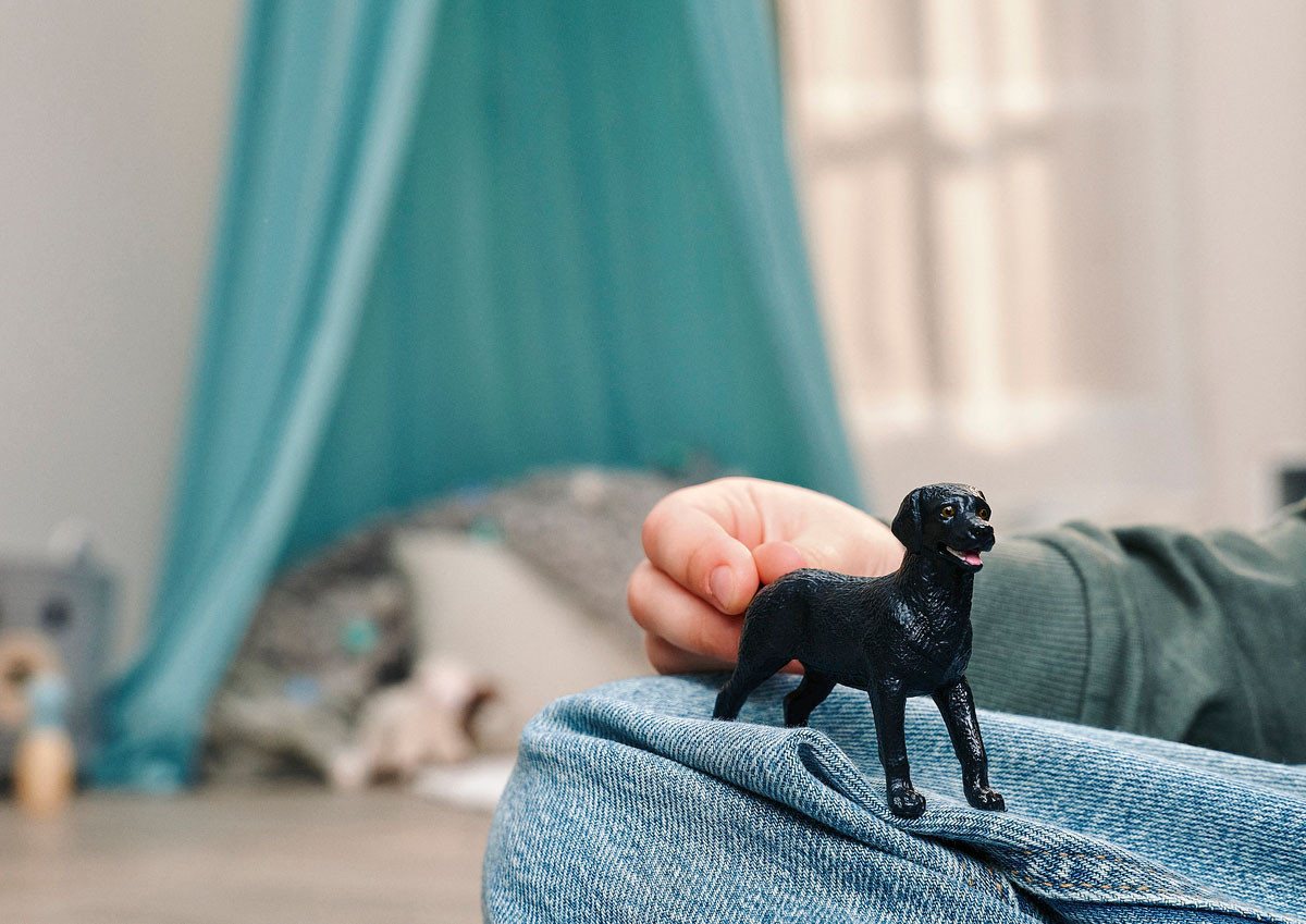 Schleich® Spielfigur FARM WORLD, Schwarze Labrador Retriever Hündin (14923) – Bild 2 von 5