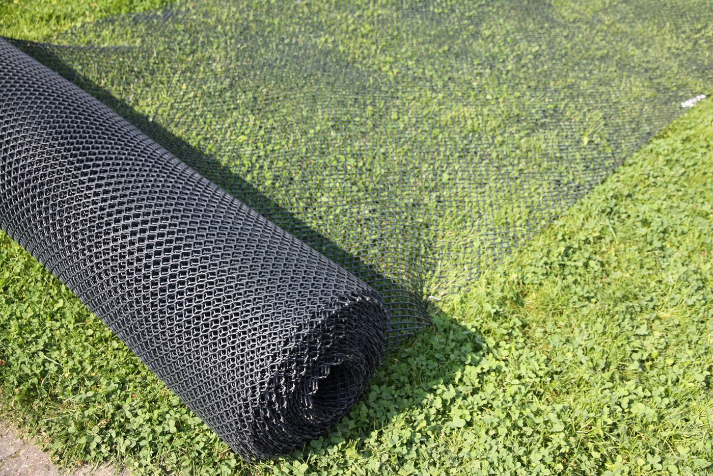 EraGreen Schutzplane EraGreen Rasenschutzgitter 1,3 m Breite (Meterware) 2 GRATIS ERDANKER (Rasenschutzgitter, Mähroboter-kompatibel, befahrbares Rasengitter fü – Bild 3 von 4