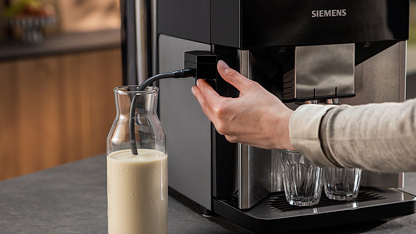SIEMENS Milchschlauch-Adapter TZ70001, Zubehör für alle Kaffeevollautomaten der Reihe EQ.700 – Bild 4 von 5