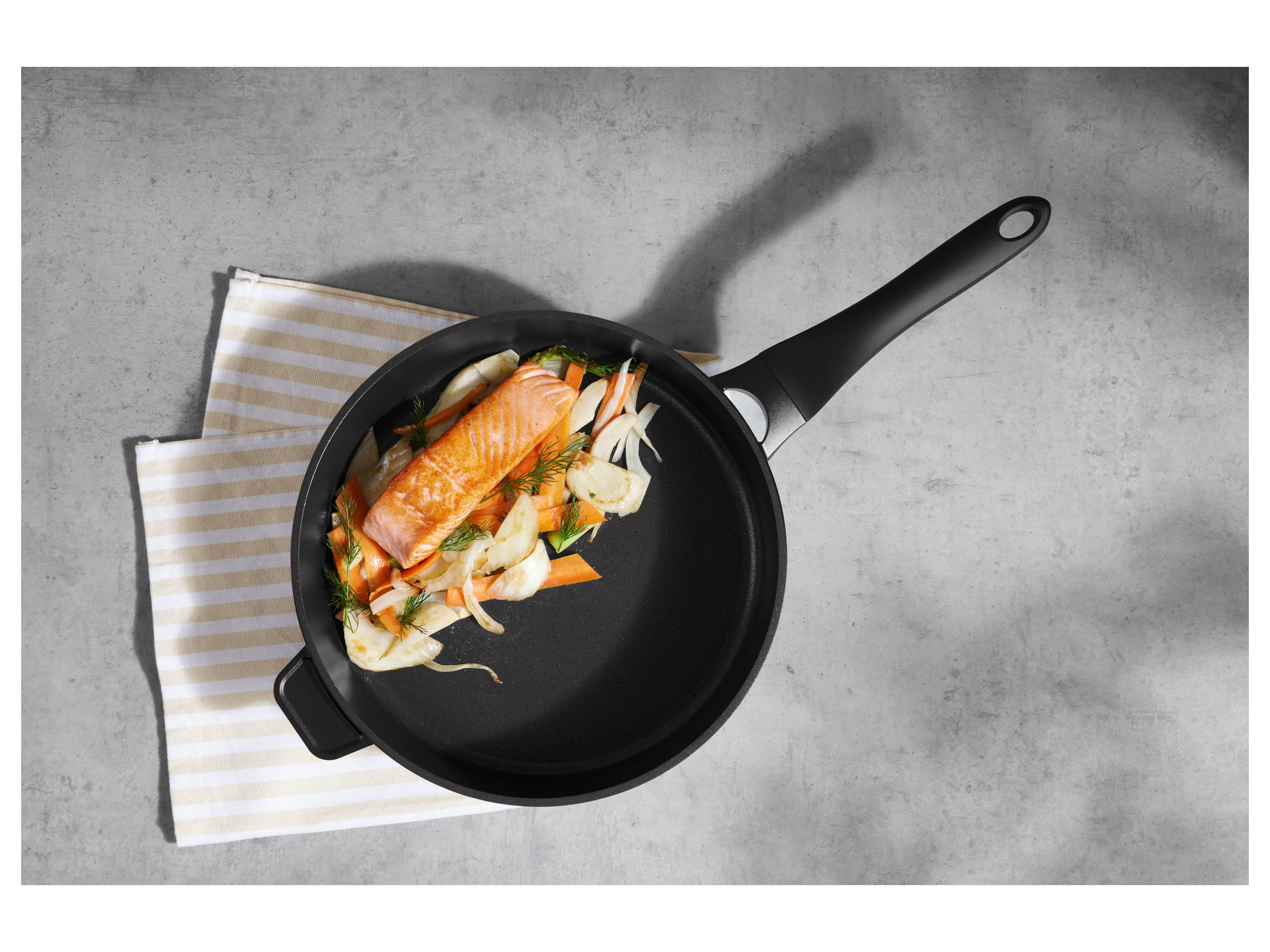 SILVERCREST® Aluguss-Schmorpfanne mit Deckel, Ø 28cm – Bild 4 von 4