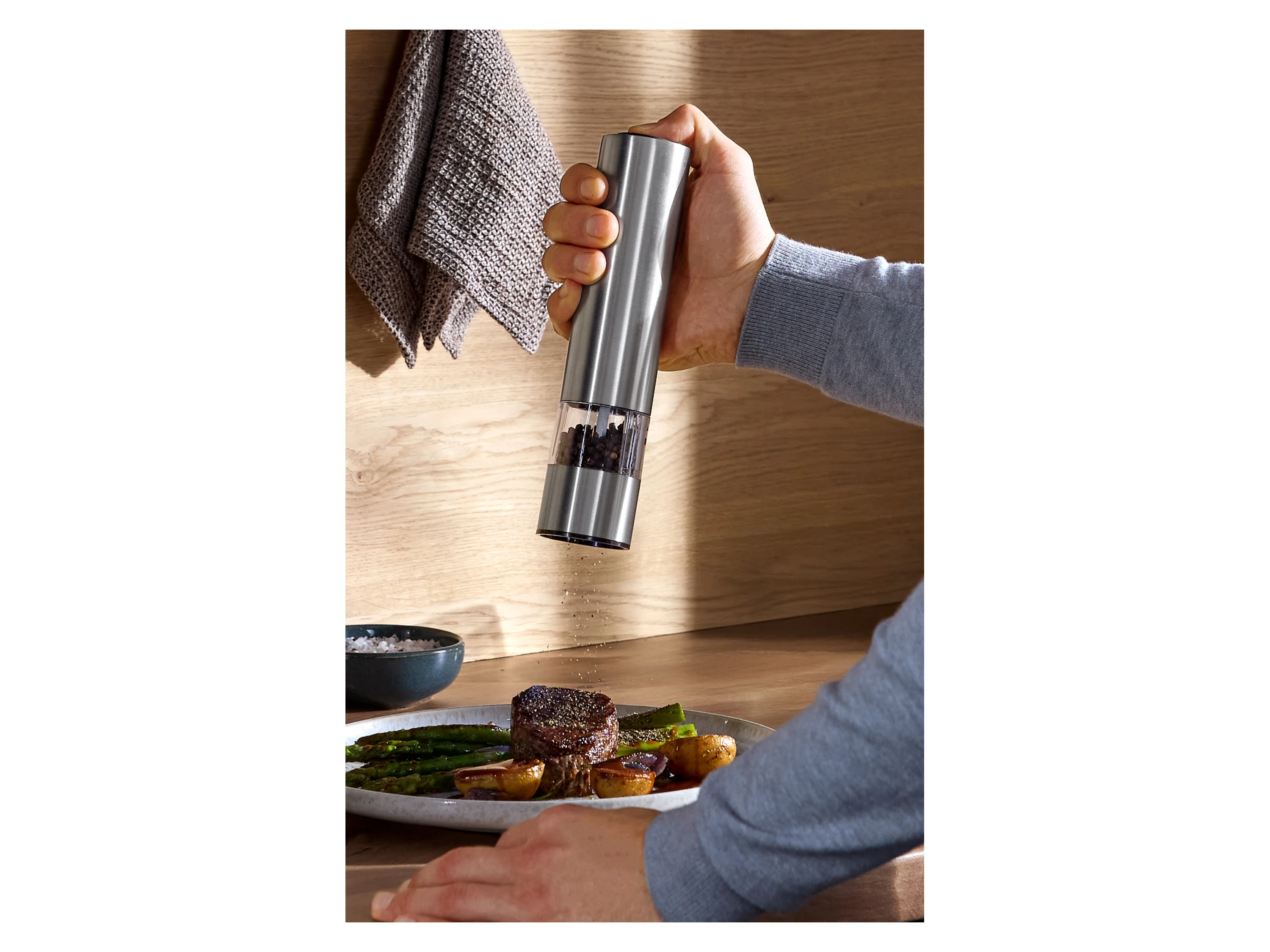 SILVERCREST® Elektrische Salz- oder Pfeffermühle »SSPM 6 B1« (Silber) – Bild 2 von 4