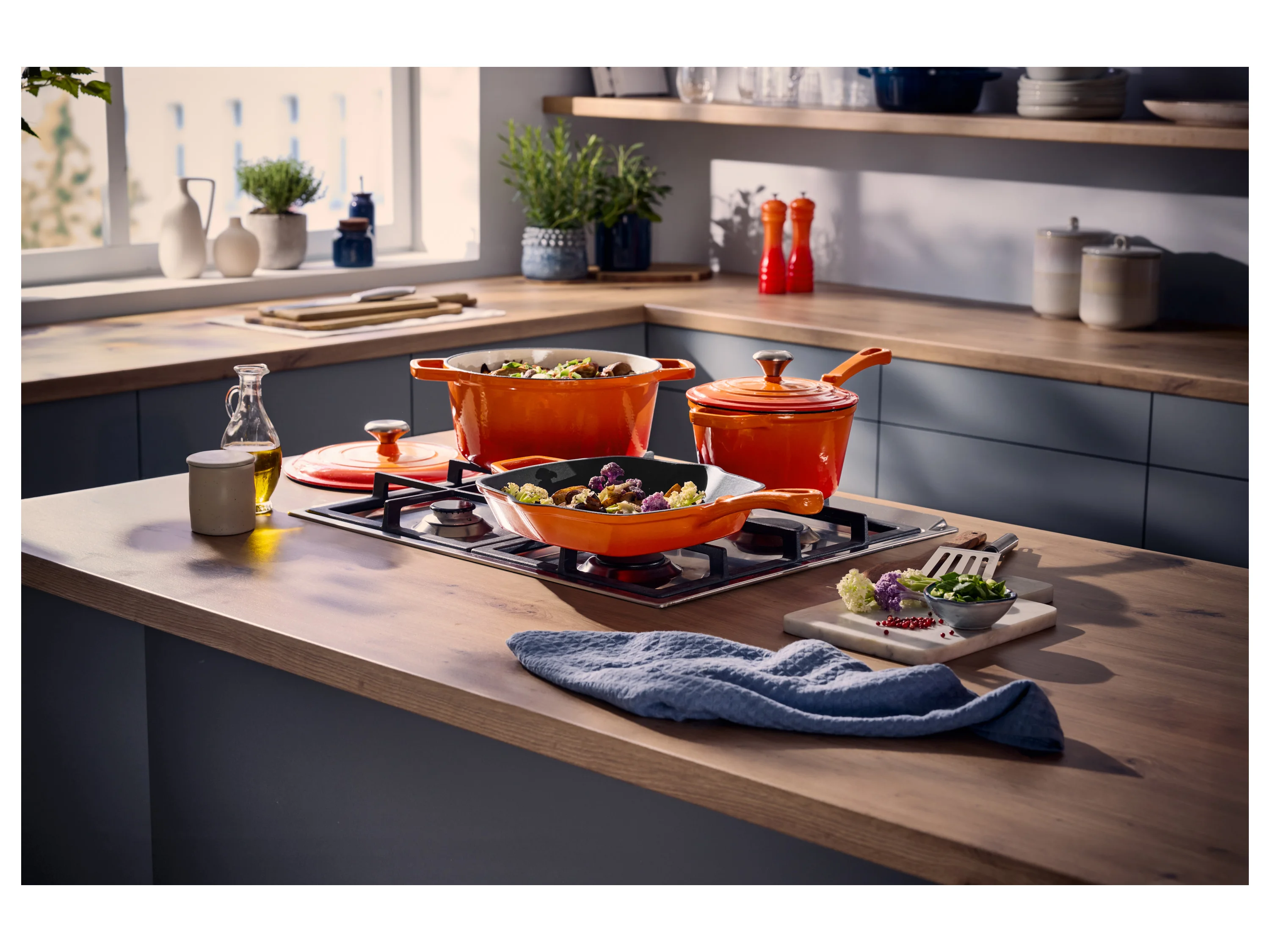 SILVERCREST® Premium-Gusseisengrillpfanne / Premium-Gusseisenpfanne (Eckig, Orange) – Bild 3 von 4