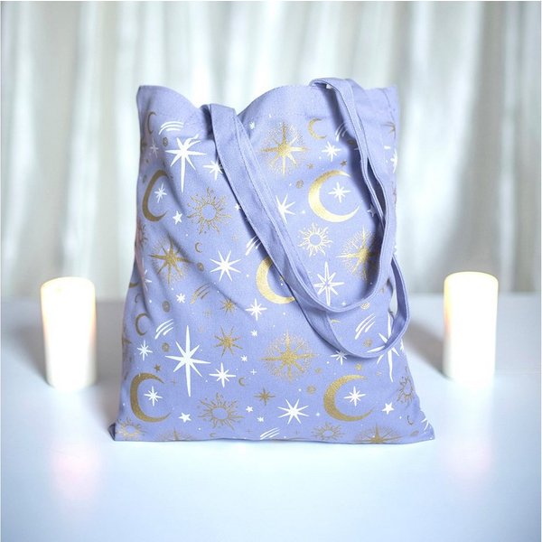 Something Different Schultertasche Pastel Skies Pastell Stofftasche in violett – Lavendel Mond & Sterne, leichte Canvas Stofftasche mit himmlischem Lavendel-Pri