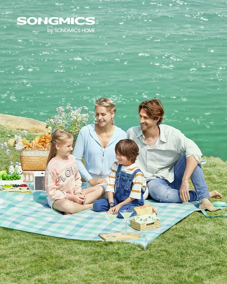 Picknickdecke 200 x 200 cm, mit 4 Erdankern, Campingdecke, für Park, Garten, Strand, SONGMICS, groß, wasserdicht, maschinenwaschbar, faltbar, grün-weiß – Bild 2 von 5