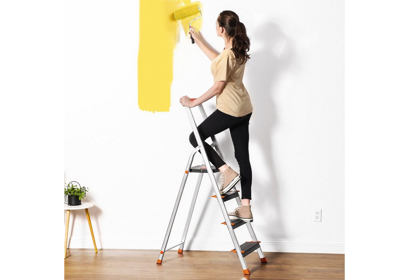 SONGMICS Trittleiter Aluleiter, 12 cm breite Stufen mit Riffelung, Anti-Rutsch-Füße, mit Handlauf, bis 150 kg belastbar, Leiter mit 4 Stufen – Bild 4 von 5