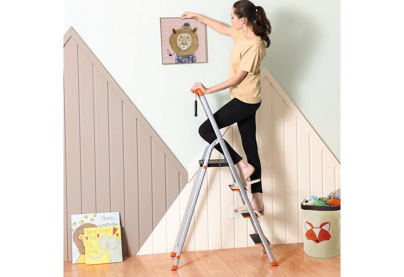 SONGMICS Trittleiter Aluleiter, 12 cm breite Stufen mit Riffelung, Anti-Rutsch-Füße, mit Handlauf, bis 150 kg belastbar, Leiter mit 4 Stufen – Bild 5 von 5