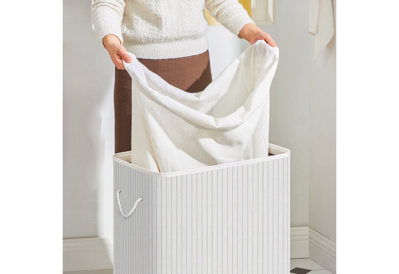 SONGMICS Wäschekorb 2 Fächer, 100 L Wäschesammler, faltbar, Waschküche, 52 x 32 x 61 cm, mit Deckel, Wäschebox Bambus, Wäschesack herausnehmbar, weiß – Bild 4 von 5