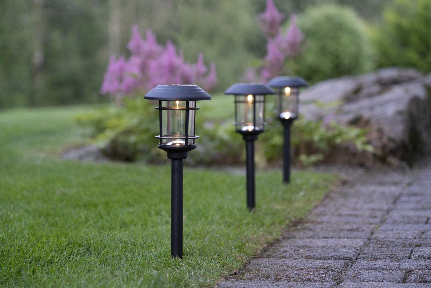STAR TRADING LED Solarleuchte Solar-Wegleuchte Fride, Tageslichtsensor, LED fest integriert, Warmweiß, 3er-Set, Dämmerungssensor, Bollard-Optik – Bild 5 von 5