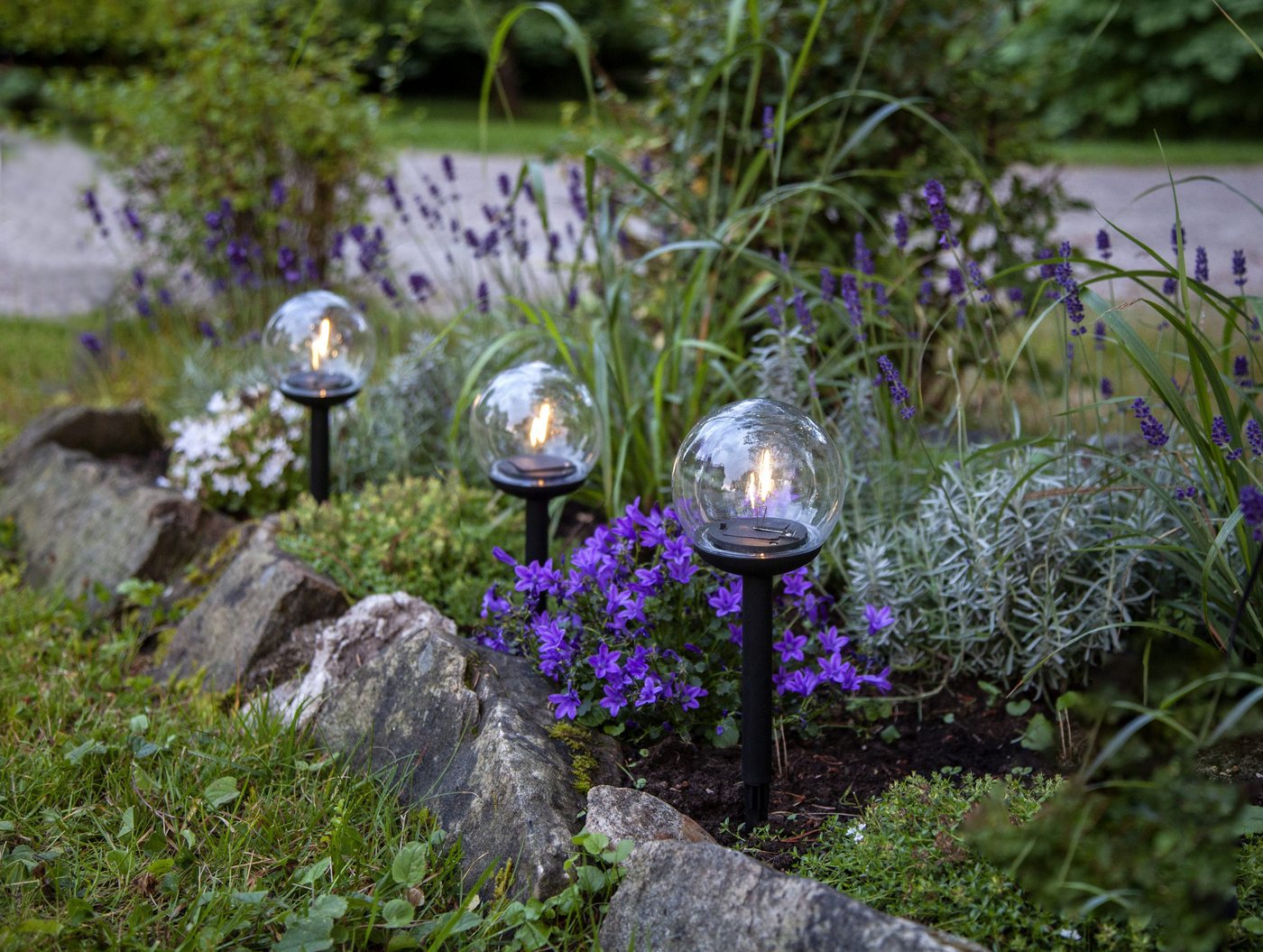 STAR TRADING LED Solarleuchte Solar-Wegleuchte Globe, Tageslichtsensor, LED fest integriert, Warmweiß, 3er-Set, transparente Kugeln, Dämmerungssensor – Bild 2 von 5