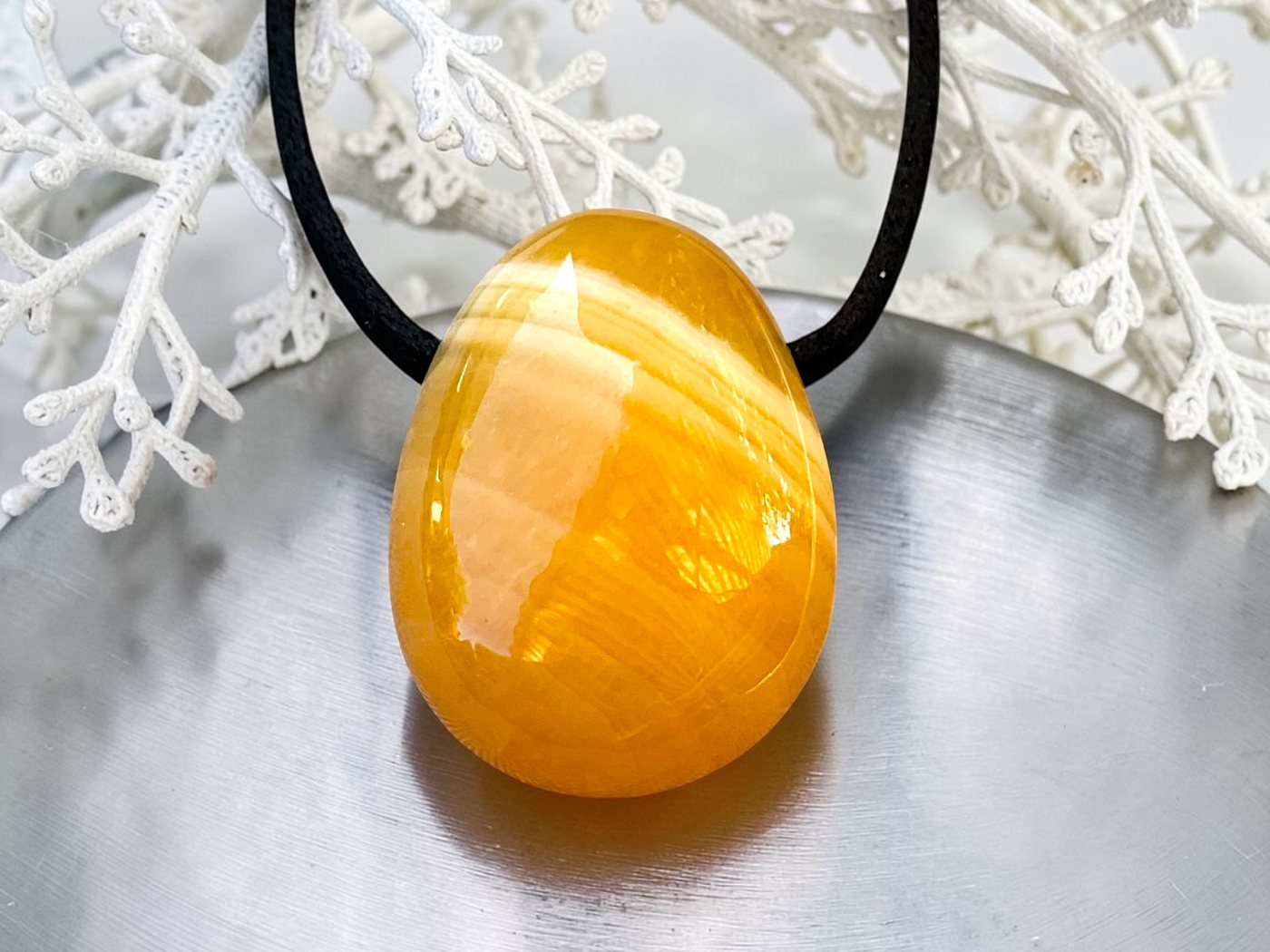 Steinfixx® Amulett Set Edelstein Anhänger aus echtem Orangencalcit I Tropfenanhänger (30x20mm, 1-tlg., meisterhaft poliert, Mexiko), incl. 80 cm Wildlederband u – Bild 2 von 5