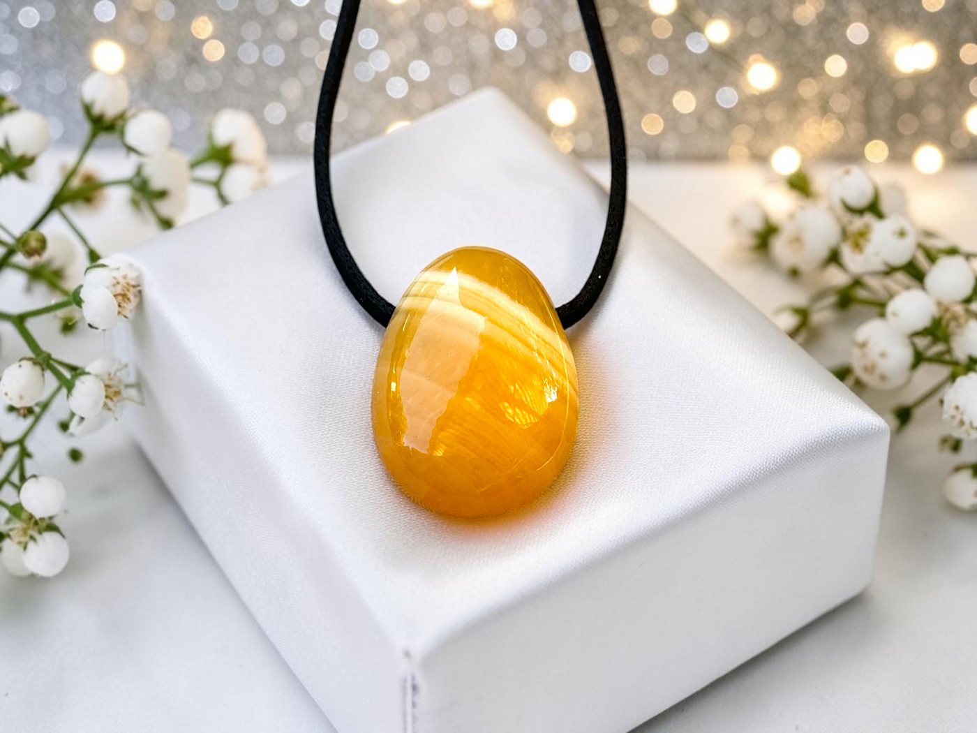 Steinfixx® Amulett Set Edelstein Anhänger aus echtem Orangencalcit I Tropfenanhänger (30x20mm, 1-tlg., meisterhaft poliert, Mexiko), incl. 80 cm Wildlederband u – Bild 3 von 5