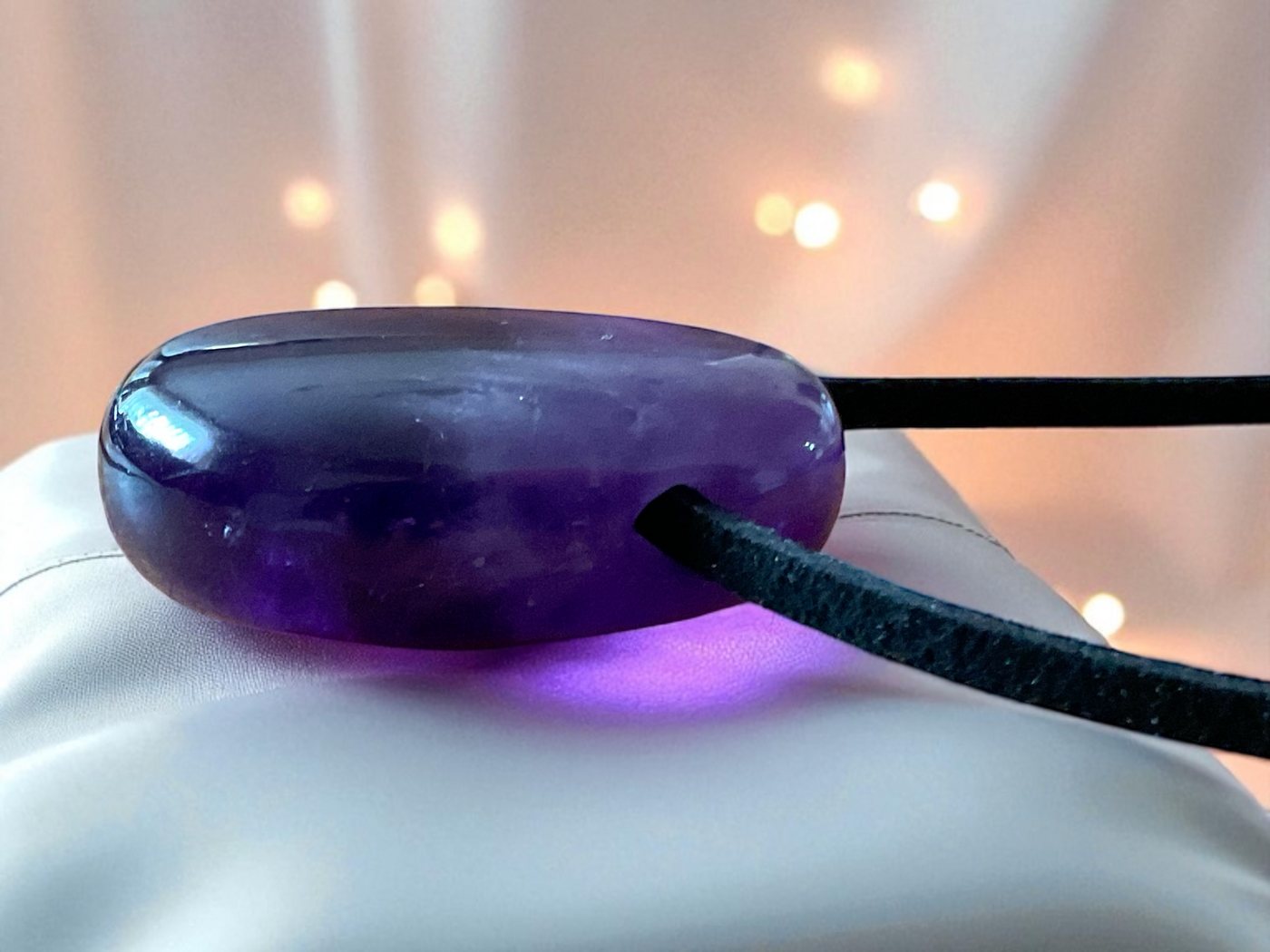 Steinfixx® Amulett Set Edelstein Anhänger aus echtem Amethyst, Tropfenanhänger (AAA-Qualität, 1-tlg., Handarbeit, Brasilien), incl. 80 cm Wildlederband, Geschen – Bild 3 von 5