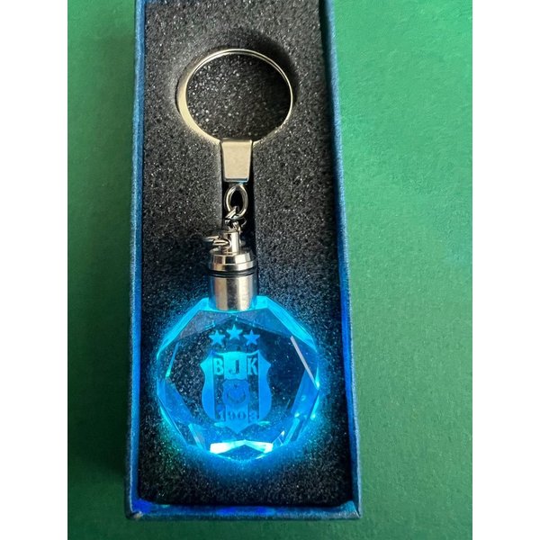 Stelby Schlüsselanhänger Besiktas Multicolor LED Schlüsselanhänger mit Geschenkbox (Perfekt für Geburtstage und Weihnachten, Robustes Glasmaterial, leuchtet in 