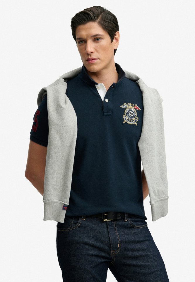 Superdry Poloshirt CREST POLO mit Markenlabel, aus Baumwolle, Relaxed Fit, bedruckte Optik – Bild 2 von 5