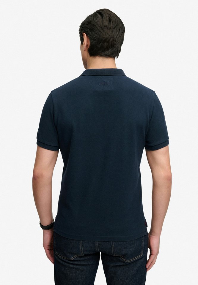 Superdry Poloshirt CREST POLO mit Markenlabel, aus Baumwolle, Relaxed Fit, bedruckte Optik – Bild 3 von 5