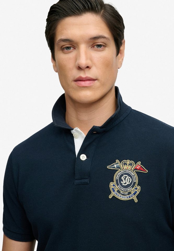 Superdry Poloshirt CREST POLO mit Markenlabel, aus Baumwolle, Relaxed Fit, bedruckte Optik – Bild 4 von 5